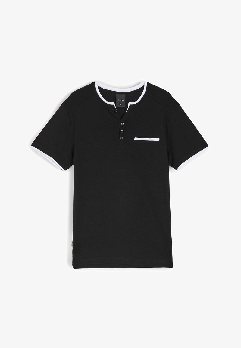 Czarna koszulka z krótkim rękawem z białym kołnierzykiem i akcentami przy rękawach, z kieszenią z przodu i zapięciem na trzy guziki przy szyi.