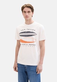 Camiseta de manga corta blanca a rayas con un gráfico de una tabla de surf en azul y naranja, con el texto "TOM TAILOR" y "REF.CHILL.REPEAT."