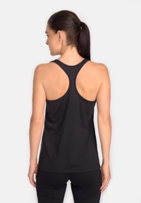 Melnas sporta tvertnes augšdaļa ar sacīkšu aizmuguri, izgatavota no gluda, viegla auduma. Iespējojusi izliekta apakšmala un nav redzamu logo vai rakstu.