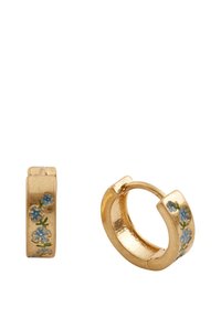Goldene Hohlohringe mit strukturierten Oberflächen, auf einer Seite verziert mit blauen floralen Emaille-Akzenten und einem glatten Innenraum.