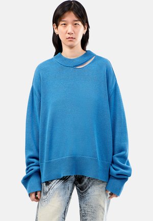 Blauw gebreid sweater met een wijde halslijn en een uitsnijding. Heeft losse mouwen en een geribbeldezoom. Gekocht met lichte, geplaatste jeans.