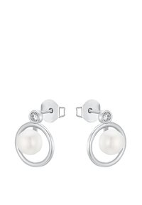 Orecchini d'argento con perle bianche rotonde sospese in design circolari, adornati da piccole pietre trasparenti vicino allo chiodo.