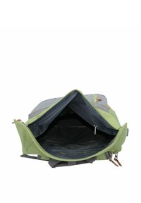 Groene stoffen tas met een grijze bovenkant, ritsafsluiting en zwarte binnenkant. Inclusief een binnenzak met rits en grijze handvatten.