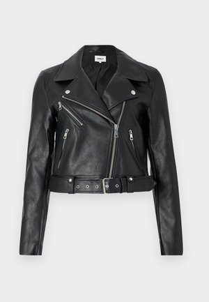 Zwarte leren cropped jack met een brede kraag, asymmetrische voorrits en riem. Beschikt over meerdere ritszakken en zilverkleurige hardware.