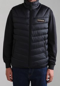 Zwarte puffer vest met horizontaal gestikt ontwerp, hoge kraag, volledige rits en logo-embleem. Voorzien van zijzakken en ribgebreide manchetten.