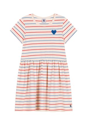 Kratší rukáv krémových šatů s červenými a modrými horizontálními pruhy, nařaseným pasem a malou modrou nášivkou ve tvaru srdce na hrudi.