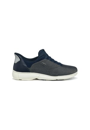 Zapatilla deportiva de caña baja en azul oscuro y gris con suela blanca y parte superior de malla, vista desde el lado externo sobre un fondo blanco.
