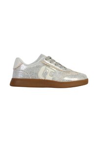 Sneaker con una toma metallica argento, accenti bianchi e una superficie testurizzata. Presenta lacci grigi e una suola in gomma marrone chiaro.