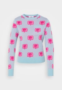 Ljusblå tröja med en mjuk struktur, prydd med ett upprepande mönster av rosa pratbubblor. Inkluderar en liten bröstficka och ribbade ärmslut.