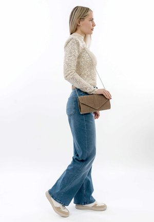 Beige glitrende langærmet top, lyseblå klokkeformede jeans, brun kuverttaske med kæde og hvide sneakers med beige detaljer.