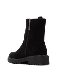 Bota de tobillo de ante negro con cierre lateral, punta redonda y suela de goma gruesa con un patrón de dibujo.