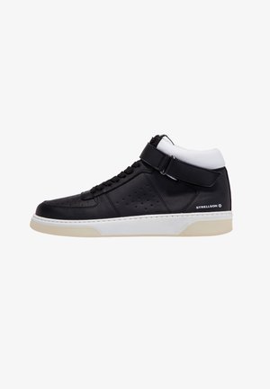 Sneaker alta in pelle nera con accenti bianchi. Caratterizzato da un design perforato, cinturino regolabile e suola in gomma.