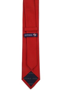 Rode stropdas gemaakt van gestructureerde stof met kleine stippen. Heeft een driehoekige punt en een marineblauw label met "SUITABLE" branding.