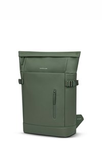 Groene roll-top rugzak gemaakt van duurzaam materiaal. Bevat een voorvak met ritssluiting, zijbanden en heeft een gestructureerde rechthoekige vorm.