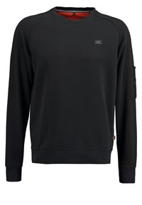 Sudadera negra con mangas largas, cuello redondo, un logo en parche en el frente y un bolsillo de almacenaje en la manga. El interior tiene un forro rojo.