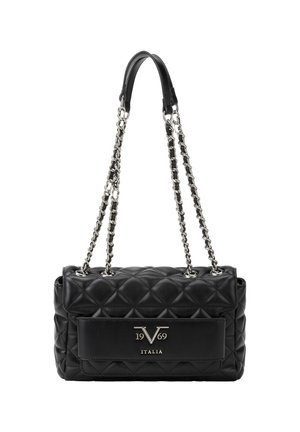 Sac à main en cuir matelassé noir avec des anses en chaîne argentées, arborant une plaque logo à l'avant avec "1969 ITALIA." Forme rectangulaire et texture lisse.