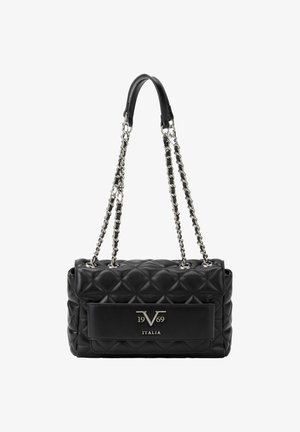 Schwarze gesteppte Lederhandtasche mit silbernen Kettenriemen, ausgestattet mit einer Frontlogo-Plakette mit "1969 ITALIA." Rechteckige Form und glatte Textur.