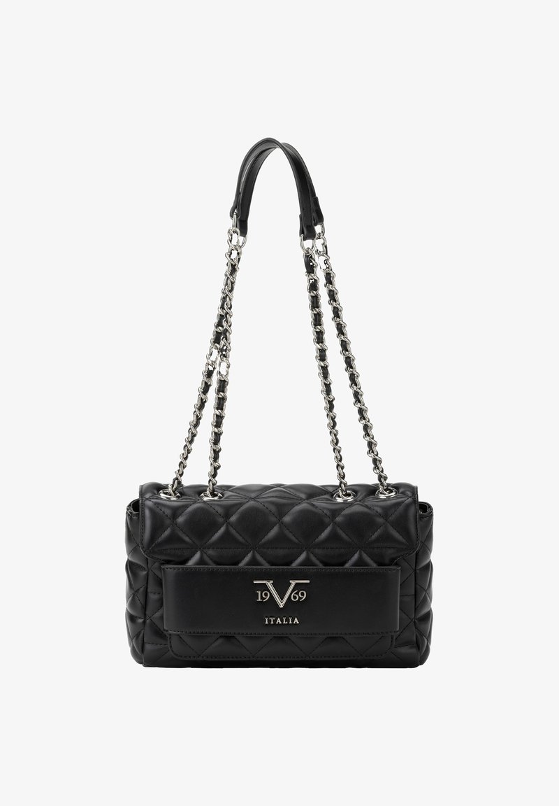 Schwarze gesteppte Lederhandtasche mit silbernen Kettenriemen, ausgestattet mit einer Frontlogo-Plakette mit "1969 ITALIA." Rechteckige Form und glatte Textur.