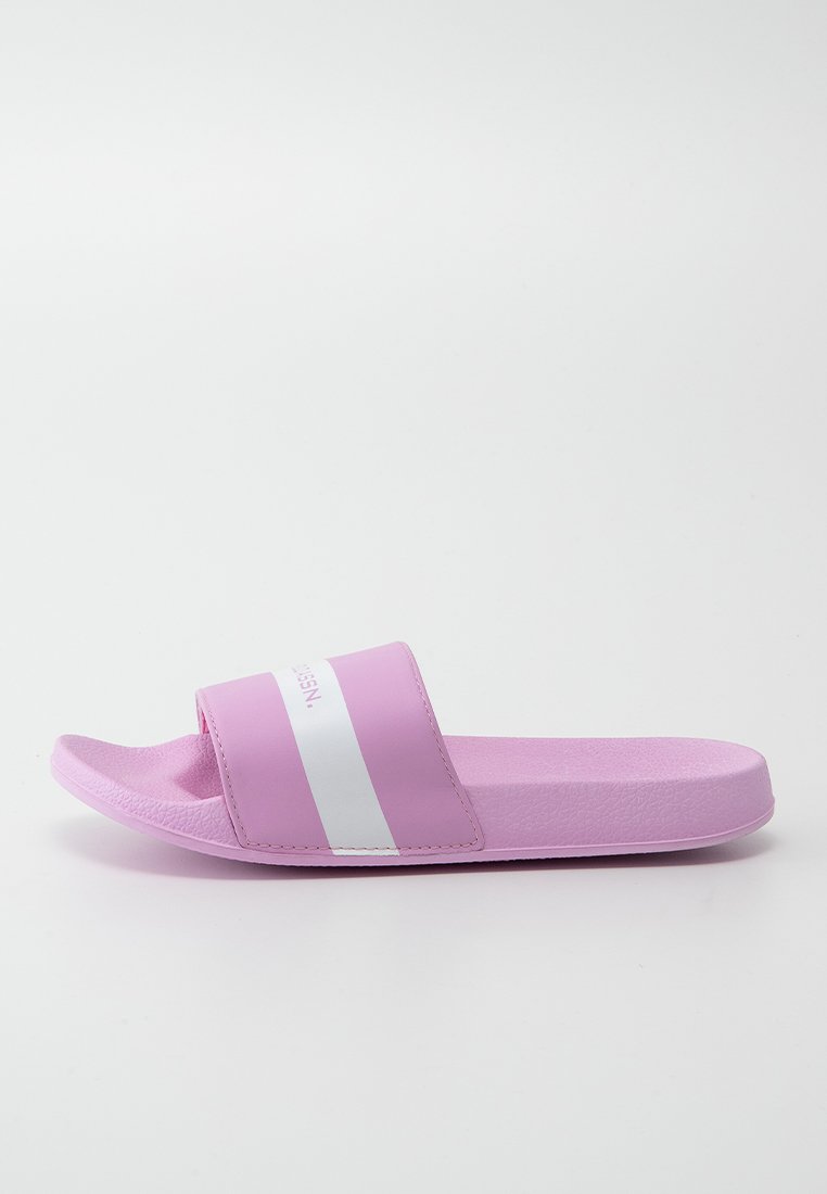 Enkele roze slide-sandaal met een witte streep over de band, een textuur voetbed en een licht gecontourde teenruimte op een witte achtergrond.