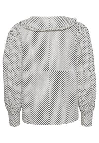 Blusa bianca a maniche lunghe con pois neri, colletto arricciato e polsini con bottoni vista da dietro.