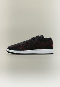 Δεν επιλέχθηκε, black/university red/white