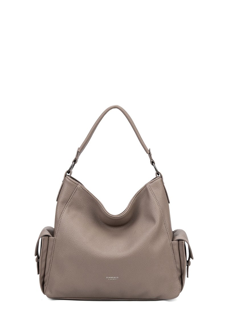 Grande borsa in pelle color taupe con finitura texture, stile hobo, dotata di una parte superiore curvata e due tasche laterali. Accenti in metallo argentato.