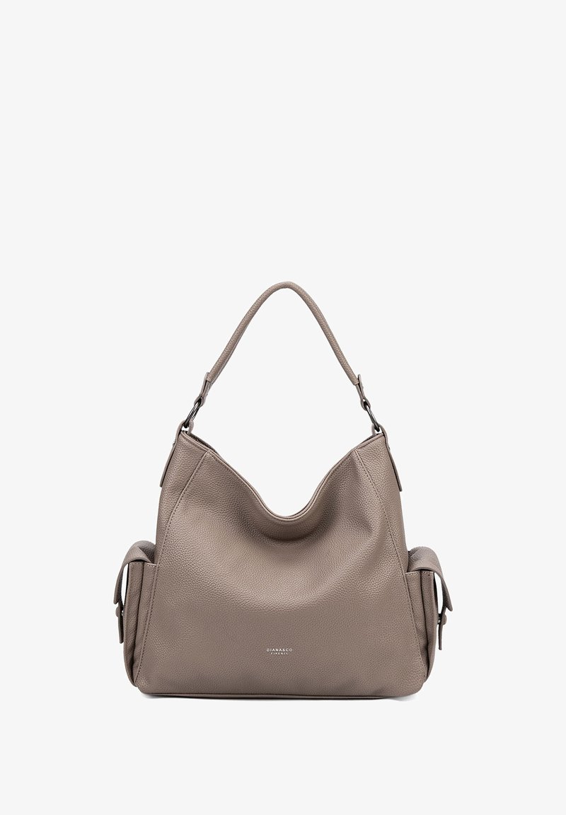 Grande borsa in pelle color taupe con finitura texture, stile hobo, dotata di una parte superiore curvata e due tasche laterali. Accenti in metallo argentato.