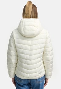 Witte pufferjack met een capuchon, voorzien van een chevron-gequilt patroon. Het heeft een zachte textuur en een logolabel aan de zoom. G gedragen met hoge taille jeans.