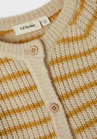 Beige stickad cardigan med gula ränder, ribbad halsringning och stängning med träknappar. Etiketten läser "Lil' Atelier."