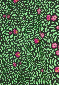 Černá látka s vířivým vzorem jasně zelených tvarů a malých růžových květů. Textura působí hladce a lehce.