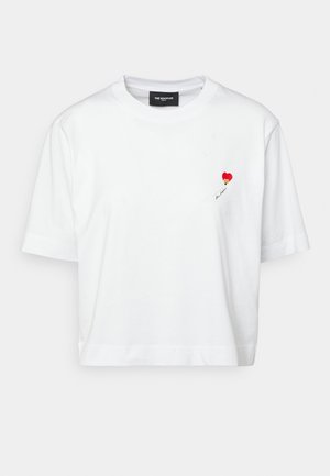 Weißes T-Shirt mit kurzen Ärmeln und Rundhalsausschnitt mit kleinem roten Herz und Textdetail auf der linken Brust.