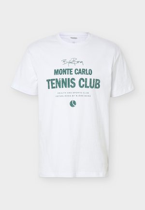 Tricou alb cu mâneci scurte, cu text verde „Björn Borg Monte Carlo Tennis Club” și o grafică cu o minge de tenis centrată pe partea din față.