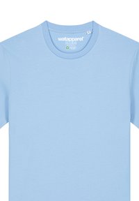 Helles blaues T-Shirt aus weichem Stoff, mit Rundhalsausschnitt und kurzen Ärmeln. Das Markenlogo ist innen am Kragen aufgedruckt.