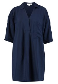 Abito blu navy a maniche corte realizzato in un tessuto liscio, con scollatura a V, tasca frontale e una vestibilità ampia e rilassata. Design minimalista.