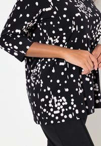 Ulla Popken POLKA DOT 3/4 SLEEVE SPLIT NECK czarny