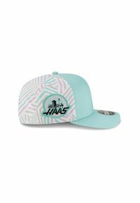 Miętowo zielona czapka z wzorzystym białym i różowym geometrycznym wzorem, z czarną naszywką z logo po boku i płaskim daszkiem.
