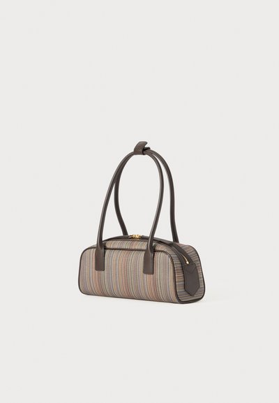 Borsa con manico in pelle marrone, corpo in tessuto a righe, forma rotonda, chiusura con zip e dettagli in hardware color oro.