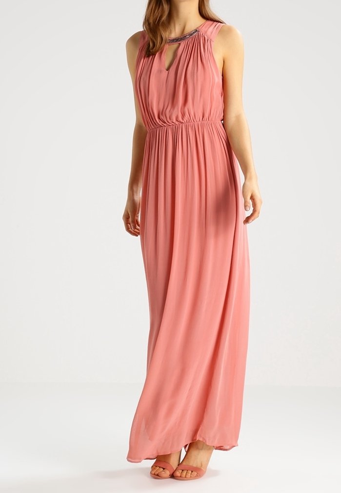 Abito lungo in morbido tessuto rosa con un design fluente, scollatura a chiave, vita arricciata e dettagli di perline sulle spalle.