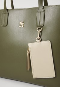 Tommy Hilfiger ICON SATCHEL - Pirkinių krepšys - huntsman green