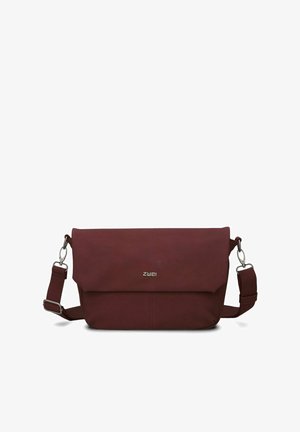 Bordeaux leren schoudertas met een omklapbaar klepje, verstelbare riem en zilverkleurige hardware. Bevat een gladde textuur en minimale merkvermelding.