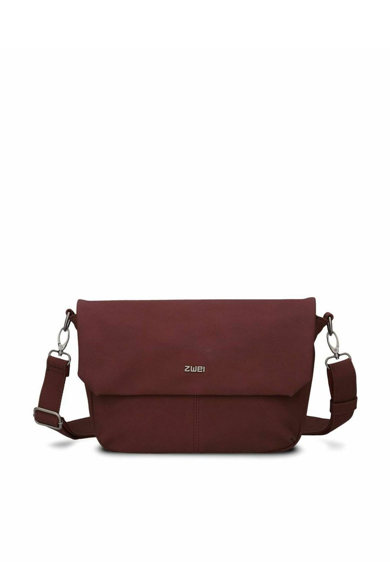 Borsa a tracolla in pelle color bordeaux con pattina pieghevole, tracolla regolabile e finiture in argento. Presenta una texture liscia e un branding minimale.