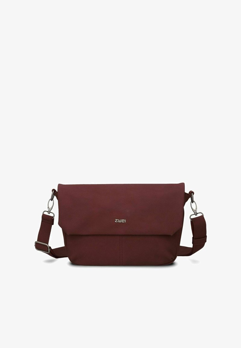 Borsa a tracolla in pelle color bordeaux con pattina pieghevole, tracolla regolabile e finiture in argento. Presenta una texture liscia e un branding minimale.
