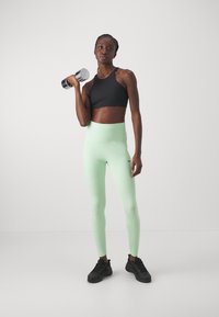 Nike Performance BRA - Sujetadores deportivos con sujeción media - black