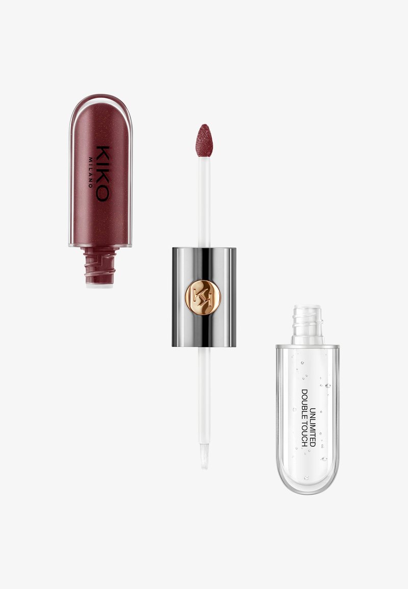 De lipproductset van KIKO Milano bevat een donkerrode vloeibare lippenstift en een transparante topcoat met een applicator in zilver en goud.