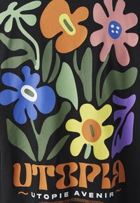 Una tela negra presenta un colorido diseño floral con elementos en naranja, rosa, azul, amarillo y verde, incluyendo el texto "UTOPIA AVENIR" en la parte inferior.
