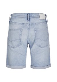 Shorts in denim leggero blu con orlo arrotolato, dotati di due tasche posteriori, dettagli di cucitura sottili e una consistenza liscia.