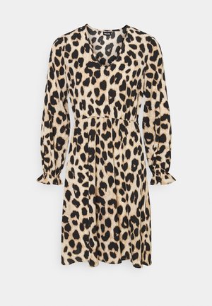 Leopardenmusterkleid in Beige und Schwarz, mit langen Ärmeln, einem V-Ausschnitt, tailliertem Schnitt und ausladenden Manschetten. Weicher, fließender Stoff mit strukturiertem Muster.