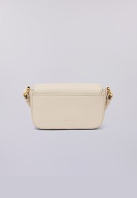 Kremowa skórzana torebka crossbody o strukturalnym kształcie, z złotymi akcentami i eleganckim zapięciem na klapę. Teksturowana powierzchnia z subtelnym brandingiem.