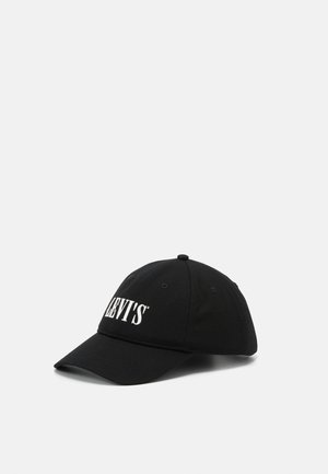 Gorra de béisbol negra de Levi's con visera curvada y logo bordado en blanco en la parte frontal, exhibida sobre un fondo claro y liso.