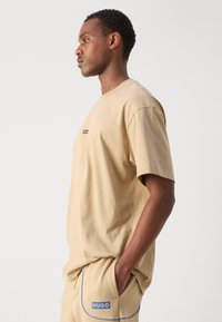 HUGO NALONO - Apdrukāts T-krekls - medium beige